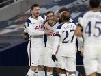 gelandang-tottenham-hotspur-harry-winks-tengah-merayakan-gol-bersama-rekan.jpg