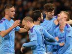 gelandang-ukraina-manchester-city-oleksandr-zinchenko-kanan-merayakan.jpg