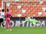 gelandang-valencia-carlos-soler-kiri-mencetak-gol-penalti-melewati-kiper-real-madrid.jpg