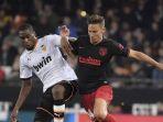gelandang-valencia-geoffrey-kondogbia-berduel-dengan-pemain-atletico-madrid.jpg