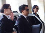 general-manager-best-westren-kindai-hotel-muh-nur-assiddiq-saat-berkostum-men-in-black.jpg