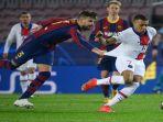 gerard-pique-menarik-baju-kylian-mbappe-barcelona-vs-psg-liga-champions.jpg