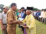 giman-senang-terima-sertifikat-langsung-dari-bupati-tanahlatu-h-sukamta.jpg