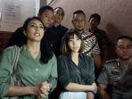 gisella-dan-tyas-mirasih-keluar-dari-ruang-pemeriksaan-ditreskrimsus-polda-jatim.jpg