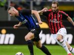 gonzalo-higuain-kanan-membayangi-bek-milan-skriniar_20181022_063408.jpg