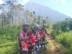 goweser-kayuh-baimbai-berposes-di-sela-ajang-gowes-di-lereng-gunung-ijen-jatim_20170908_204936.jpg