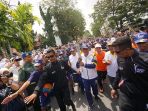 gubernur-kalsel-h-sahbirin-noor-membawa-obor-asian-games-2018_20180730_200737.jpg