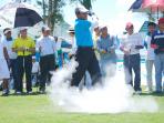 gubernur-kalsel-rudy-ariffin-melepaskan-pukulan-bola-golf_20150604_060151.jpg