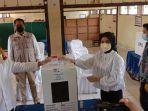 gubernur-kalten-h-sugianto-sabran-bersama-istrinya-yul-kecamatan-pahandut-palangkaraya.jpg