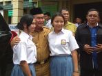 gubernur-kaltengh-sugianto-sabran-bersama-siswi-sman-1-palangkaraya_20171121_155923.jpg