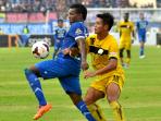 guntur-ariyad-barito-vs-djibril.jpg