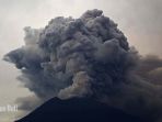 gunung-agung-keluarkan-kepulan-asap_20171129_122453.jpg