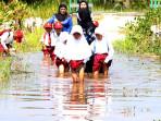 Jalan Menuju SDN Basirih 10 Banjarmasin Terendam, Murid dan Guru Jalan Kaki Terobos Banjir