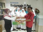 guru-pendamping-serahkan-kenangan-ke-redaktur-online.jpg