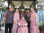 gusti-hendy-dua-dari-kanan-berfoto-bersama-kedua-orangtuanya.jpg