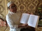 h-ahmad-daudi-menunjukan-kitab-sabilal-muhtadin_20181017_084834.jpg