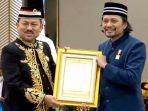h-hasnuryadi-sulaiman-saat-menerima-gelar-datu-dharmalaksana-hikmadiraja-asasdff.jpg