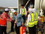 h-masrawan-menyalami-jemaah-haji-keloter-18.jpg