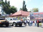 h-sukamta-kanan-hem-merah-melepas-rombongan-offroader-iof-kalsel.jpg