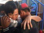 hamdan-memeluk-saudara-kandungnya-saat-tiba-di-rumahnya-di-dusun-bruno-desa-kebun-sari.jpg