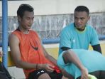 hansamu-yama-kanan-berbincang-dengan-kapten-barito-putera-rizky-pora_20180124_205333.jpg