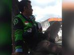 hasan-seorang-pengemudi-ojol-di-banjarmasin-mengeluhkan-pendapatan-turun-50-persen.jpg