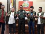 hendy-gigi-band-bersilaturahmi-dengan-danrem-101-antasari-koloneljpg_20171222_171748.jpg