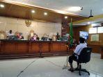 herry-wirawan-mendengarkan-vonis-terhadap-dirinya-di-pn-bandung-selasa-1522022.jpg
