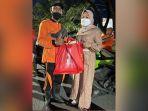 hj-aida-muslimah-saat-membagikan-paket-sembako.jpg