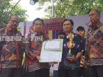 ibnu-sina-menyerahkan-hadiah-juara-satu-lomba-desain-motif-sasirangan.jpg