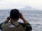 ilustrasi-anggota-tni-saat-melakukan-pemantauan-aktivitas-erupsi-gunung-anak-krakatau.jpg