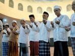 ilustrasi-membaca-doa-qunut.jpg