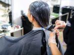 ilustrasi-mewarnai-rambut-di-salon.jpg
