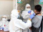 ilustrasi-petugas-dari-puskesmas-pekauman-banjarmasin-kalsel-sampel-swab-12112020.jpg