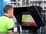 ilustrasi-wasit-meninjau-ulang-keputusan-pertandingan-melalui-var.jpg