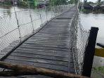 inilah-jembatan-gantung-fasilitas-publik-yang-menghubungkan-antardesa.jpg