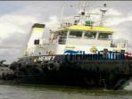 inilah-kapal-tunda-tugboat-henry-yang-menarik-tongkang-christy_20160417_162815.jpg