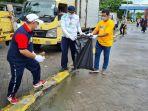 insan-perhubungan-tanbu-saat-bersih-bersih.jpg