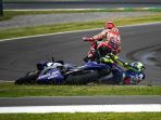 insiden-senggolan-marc-marquez-dan-valentino-rossi_20180409_114105.jpg