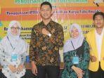 iqbal-bersama-tiga-mahasiswanya.jpg