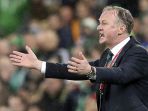 irlandia-utara-michael-oneill-memberi-instruksi-kepada-pemainnya-saat-melawan-swiss_20171113_064546.jpg