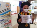 irma-nur-azizah-wisudawati-terbaik-program-diploma-iii-analis-farmasi-asdfasdf.jpg