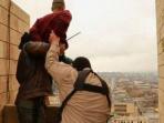 isis-merilis-video-berisi-hukuman-terhadap-kaum-gay_20150725_091708.jpg