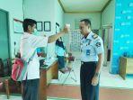 ist_humas-rutan-rantau-deteksi-suhu-badan-antisipasi-covid-19-bagi-petugas-di-rutan.jpg