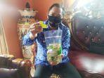 istimewa-camat-perlihatkan-produk-stik-daun-kelor.jpg
