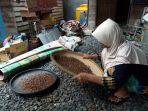 istri-azhari-membersihkan-biji-kopi-dari-selaput-kulit.jpg