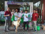 iwan-gunawan-area-manager-bintang-toedjoe-banjarmasin-menyerahkan-kambing-super.jpg