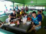 jacksen-f-tiago-menikmati-soto-banjar-bang-amat_20170403_215121.jpg
