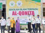 jajaran-pln-memberikan-bantuan-renovasi-sd-islam-terpadu-al-qonita-palangkaraya-10062021.jpg