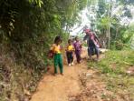 jalan-asrowi-desa-gunung-batu-kabupaten-banjar_20160920_172724.jpg